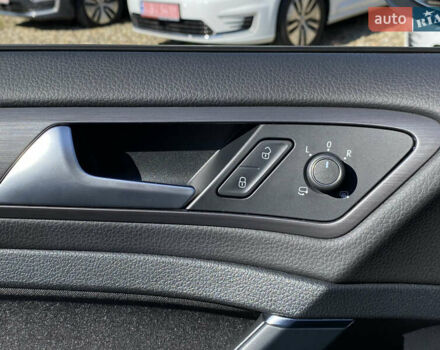 Серый Фольксваген e-Golf, объемом двигателя 0 л и пробегом 130 тыс. км за 13800 $, фото 12 на Automoto.ua