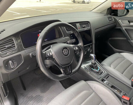 Серый Фольксваген e-Golf, объемом двигателя 0 л и пробегом 60 тыс. км за 16500 $, фото 11 на Automoto.ua