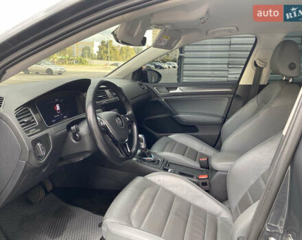 Серый Фольксваген e-Golf, объемом двигателя 0 л и пробегом 60 тыс. км за 16500 $, фото 18 на Automoto.ua