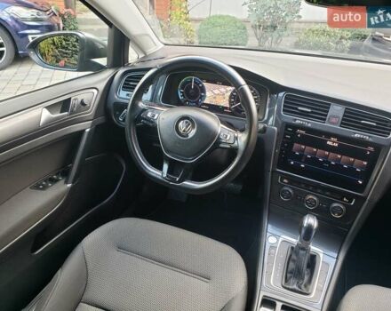 Серый Фольксваген e-Golf, объемом двигателя 0 л и пробегом 65 тыс. км за 13950 $, фото 62 на Automoto.ua