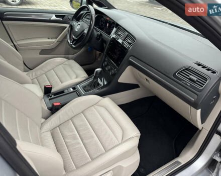 Серый Фольксваген e-Golf, объемом двигателя 0 л и пробегом 91 тыс. км за 15099 $, фото 98 на Automoto.ua