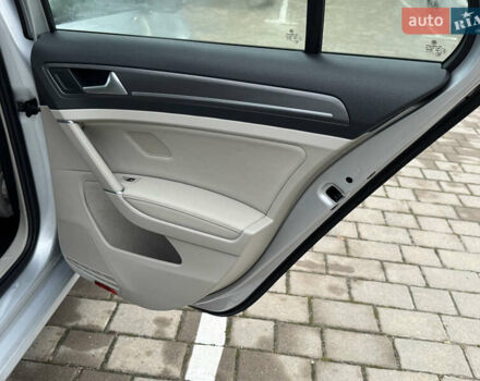 Серый Фольксваген e-Golf, объемом двигателя 0 л и пробегом 91 тыс. км за 15099 $, фото 90 на Automoto.ua