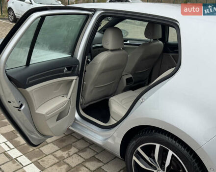 Серый Фольксваген e-Golf, объемом двигателя 0 л и пробегом 91 тыс. км за 15099 $, фото 85 на Automoto.ua