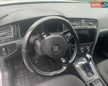 Серый Фольксваген e-Golf, объемом двигателя 0 л и пробегом 31 тыс. км за 25000 $, фото 6 на Automoto.ua