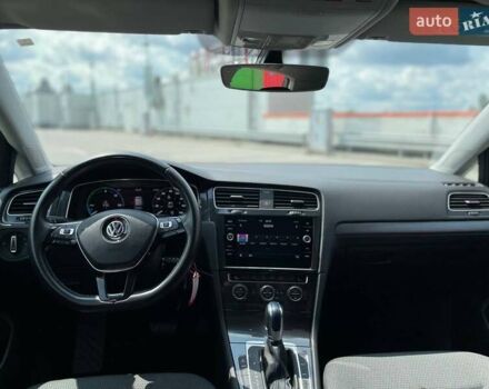 Серый Фольксваген e-Golf, объемом двигателя 0 л и пробегом 123 тыс. км за 12900 $, фото 22 на Automoto.ua