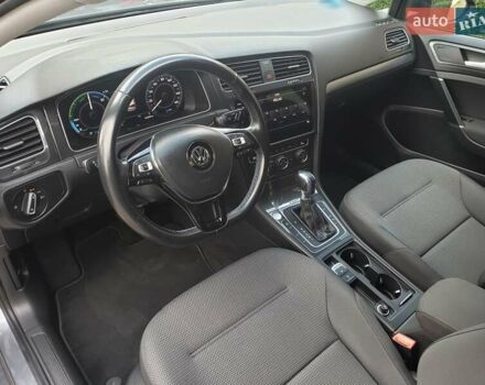 Серый Фольксваген e-Golf, объемом двигателя 0 л и пробегом 65 тыс. км за 13950 $, фото 44 на Automoto.ua