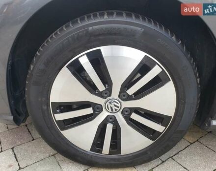 Серый Фольксваген e-Golf, объемом двигателя 0 л и пробегом 65 тыс. км за 13950 $, фото 74 на Automoto.ua