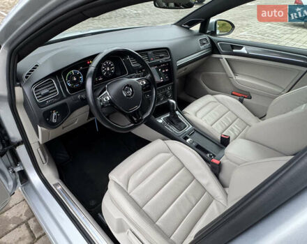 Серый Фольксваген e-Golf, объемом двигателя 0 л и пробегом 91 тыс. км за 15099 $, фото 45 на Automoto.ua