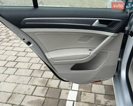 Серый Фольксваген e-Golf, объемом двигателя 0 л и пробегом 91 тыс. км за 15099 $, фото 86 на Automoto.ua