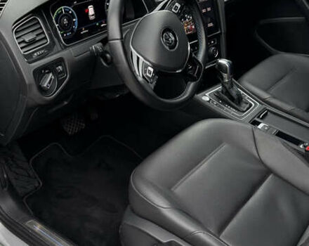 Серый Фольксваген e-Golf, объемом двигателя 0 л и пробегом 42 тыс. км за 14700 $, фото 7 на Automoto.ua