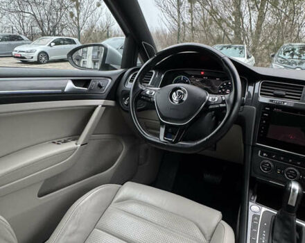 Серый Фольксваген e-Golf, объемом двигателя 0 л и пробегом 91 тыс. км за 15099 $, фото 47 на Automoto.ua