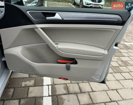 Серый Фольксваген e-Golf, объемом двигателя 0 л и пробегом 91 тыс. км за 15099 $, фото 96 на Automoto.ua