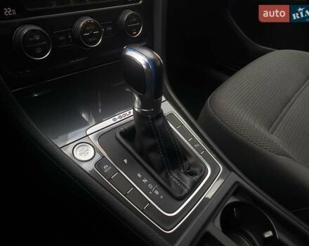 Серый Фольксваген e-Golf, объемом двигателя 0 л и пробегом 65 тыс. км за 13950 $, фото 65 на Automoto.ua