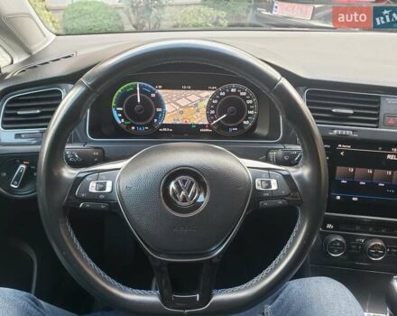 Серый Фольксваген e-Golf, объемом двигателя 0 л и пробегом 65 тыс. км за 13950 $, фото 63 на Automoto.ua