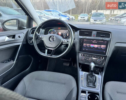 Серый Фольксваген e-Golf, объемом двигателя 0 л и пробегом 90 тыс. км за 14500 $, фото 10 на Automoto.ua