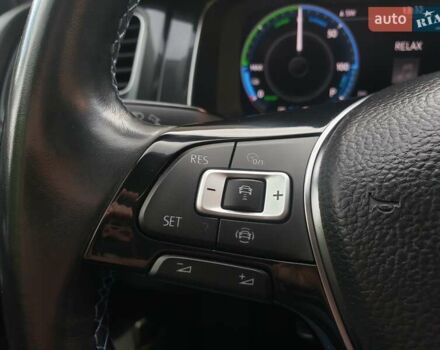 Серый Фольксваген e-Golf, объемом двигателя 0 л и пробегом 65 тыс. км за 13950 $, фото 76 на Automoto.ua