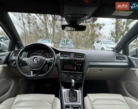 Серый Фольксваген e-Golf, объемом двигателя 0 л и пробегом 91 тыс. км за 15099 $, фото 48 на Automoto.ua