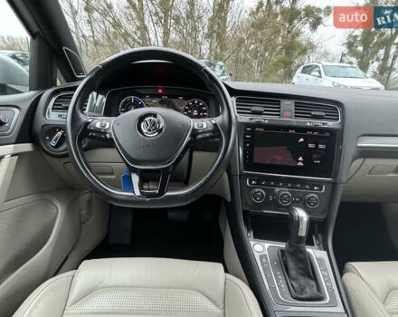 Серый Фольксваген e-Golf, объемом двигателя 0 л и пробегом 91 тыс. км за 15099 $, фото 49 на Automoto.ua