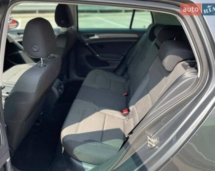 Серый Фольксваген e-Golf, объемом двигателя 0 л и пробегом 123 тыс. км за 12900 $, фото 19 на Automoto.ua