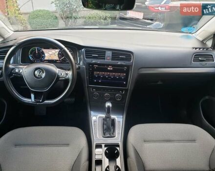 Серый Фольксваген e-Golf, объемом двигателя 0 л и пробегом 65 тыс. км за 13950 $, фото 60 на Automoto.ua