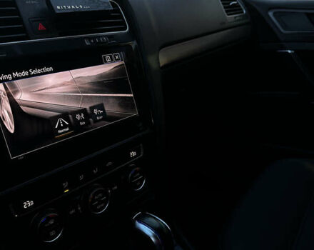 Серый Фольксваген e-Golf, объемом двигателя 0 л и пробегом 63 тыс. км за 14900 $, фото 16 на Automoto.ua