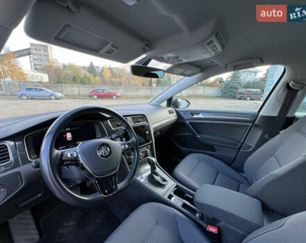 Серый Фольксваген e-Golf, объемом двигателя 0 л и пробегом 52 тыс. км за 16300 $, фото 14 на Automoto.ua