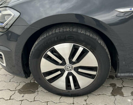 Серый Фольксваген e-Golf, объемом двигателя 0 л и пробегом 45 тыс. км за 14800 $, фото 24 на Automoto.ua