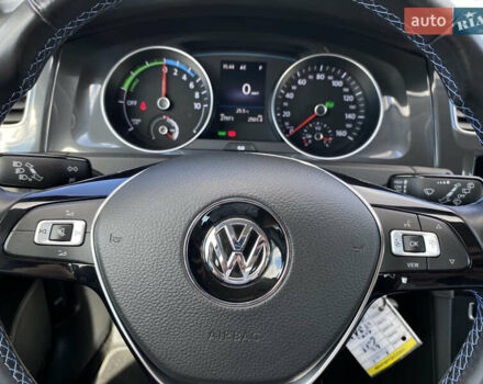 Серый Фольксваген e-Golf, объемом двигателя 0 л и пробегом 27 тыс. км за 14400 $, фото 24 на Automoto.ua