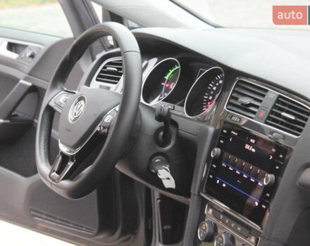 Серый Фольксваген e-Golf, объемом двигателя 0 л и пробегом 65 тыс. км за 13999 $, фото 27 на Automoto.ua