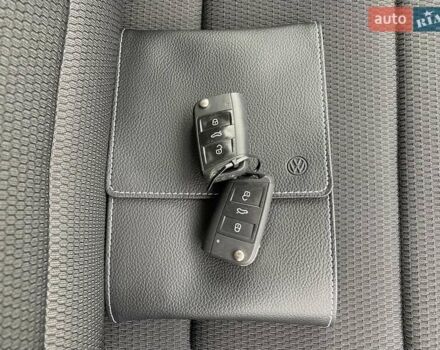 Серый Фольксваген e-Golf, объемом двигателя 0 л и пробегом 30 тыс. км за 14400 $, фото 63 на Automoto.ua