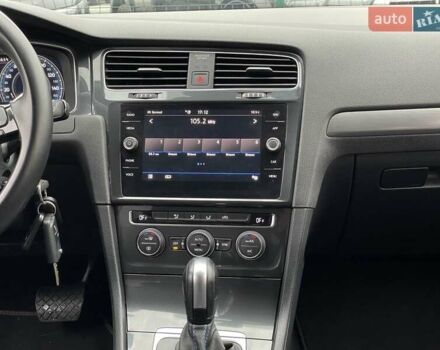 Серый Фольксваген e-Golf, объемом двигателя 0 л и пробегом 108 тыс. км за 13499 $, фото 35 на Automoto.ua