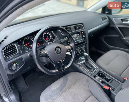 Серый Фольксваген e-Golf, объемом двигателя 0 л и пробегом 91 тыс. км за 13500 $, фото 15 на Automoto.ua