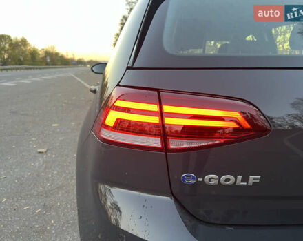 Серый Фольксваген e-Golf, объемом двигателя 0 л и пробегом 69 тыс. км за 12950 $, фото 40 на Automoto.ua