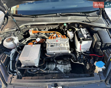Серый Фольксваген e-Golf, объемом двигателя 0 л и пробегом 75 тыс. км за 16500 $, фото 31 на Automoto.ua