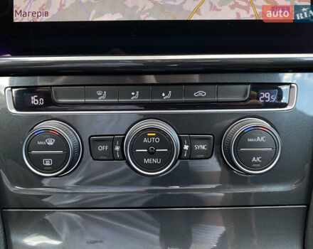 Серый Фольксваген e-Golf, объемом двигателя 0 л и пробегом 27 тыс. км за 14400 $, фото 27 на Automoto.ua