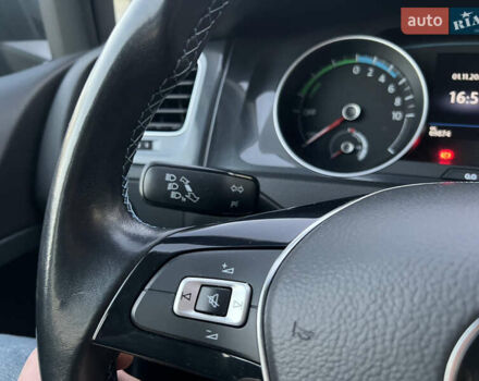 Серый Фольксваген e-Golf, объемом двигателя 0 л и пробегом 69 тыс. км за 12950 $, фото 22 на Automoto.ua