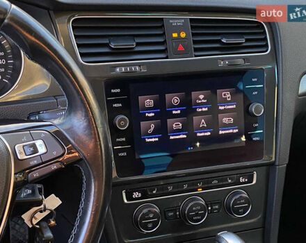 Серый Фольксваген e-Golf, объемом двигателя 0 л и пробегом 157 тыс. км за 12499 $, фото 58 на Automoto.ua