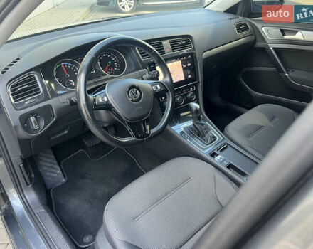 Серый Фольксваген e-Golf, объемом двигателя 0 л и пробегом 67 тыс. км за 12999 $, фото 9 на Automoto.ua