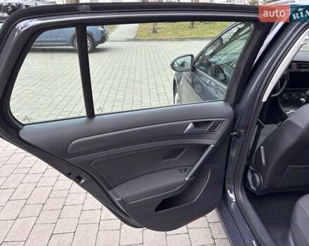 Серый Фольксваген e-Golf, объемом двигателя 0 л и пробегом 60 тыс. км за 16900 $, фото 43 на Automoto.ua