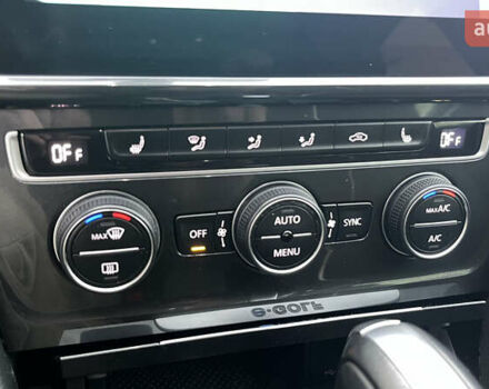 Серый Фольксваген e-Golf, объемом двигателя 0 л и пробегом 59 тыс. км за 15400 $, фото 18 на Automoto.ua