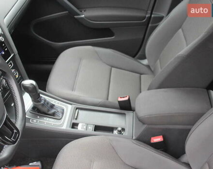 Серый Фольксваген e-Golf, объемом двигателя 0 л и пробегом 65 тыс. км за 13999 $, фото 22 на Automoto.ua