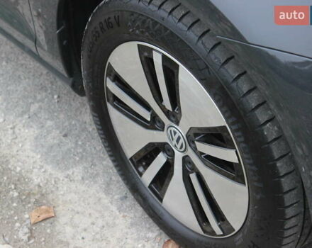 Серый Фольксваген e-Golf, объемом двигателя 0 л и пробегом 65 тыс. км за 13999 $, фото 13 на Automoto.ua