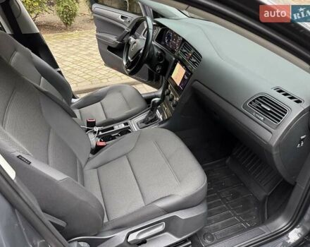 Серый Фольксваген e-Golf, объемом двигателя 0 л и пробегом 40 тыс. км за 15300 $, фото 19 на Automoto.ua