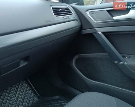 Серый Фольксваген e-Golf, объемом двигателя 0 л и пробегом 40 тыс. км за 15800 $, фото 10 на Automoto.ua