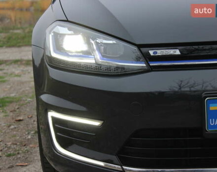 Серый Фольксваген e-Golf, объемом двигателя 0 л и пробегом 65 тыс. км за 13999 $, фото 14 на Automoto.ua