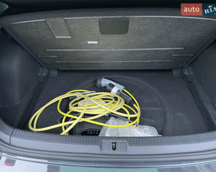 Серый Фольксваген e-Golf, объемом двигателя 0 л и пробегом 91 тыс. км за 13500 $, фото 21 на Automoto.ua
