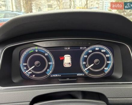 Серый Фольксваген e-Golf, объемом двигателя 0 л и пробегом 60 тыс. км за 16900 $, фото 17 на Automoto.ua