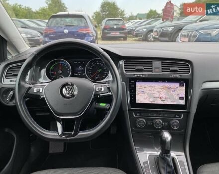 Серый Фольксваген e-Golf, объемом двигателя 0 л и пробегом 30 тыс. км за 14400 $, фото 18 на Automoto.ua