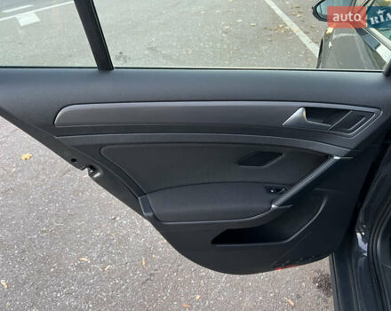 Серый Фольксваген e-Golf, объемом двигателя 0 л и пробегом 69 тыс. км за 12950 $, фото 28 на Automoto.ua