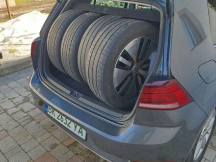 Серый Фольксваген e-Golf, объемом двигателя 0 л и пробегом 152 тыс. км за 13900 $, фото 1 на Automoto.ua